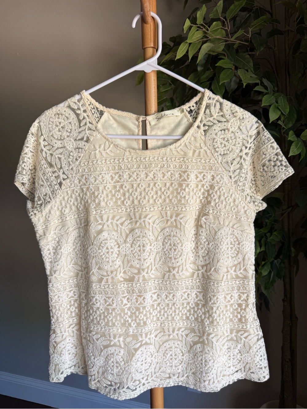 Solitaire Ivory Embroidered Lace Short Sleeve Blouse Women’s Large